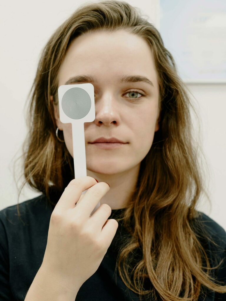 Femme avec un cache lors d'une rééducation orthoptique